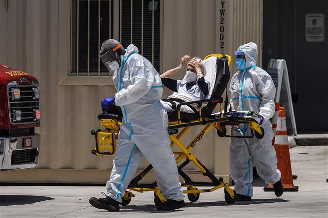 Chuyển bệnh nhân nhiễm COVID-19 tới bệnh viện ở Miami, Mỹ. Ảnh: AFP/TTXVN