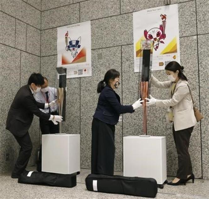 Mỹ trên 10 triệu ca bệnh; Châu Âu nguy cơ "vỡ trận" Hai ngọn đuốc Olympic và Paralympic được trưng bày tại Tokyo, Nhật Bản, ngày 2-11-2020. Ảnh: Kyodo/TTXVN