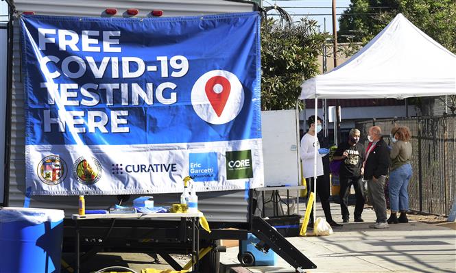Một điểm xét nghiệm COVID-19 tại Los Angeles, California, Mỹ. Ảnh: AFP/TTXVN