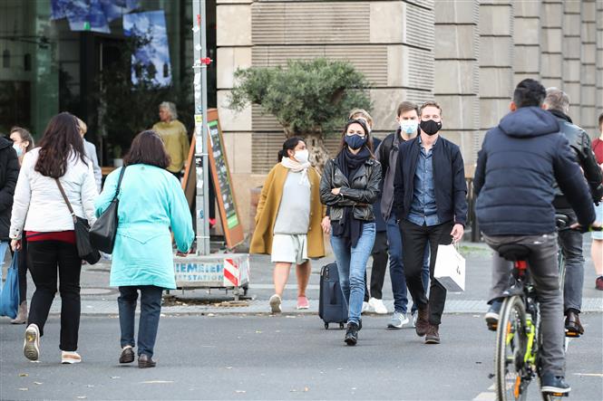 Người dân đeo khẩu trang phòng lây nhiễm COVID-19 tại Berlin, Đức, ngày 25-10-2020. Ảnh: THX/ TTXVN