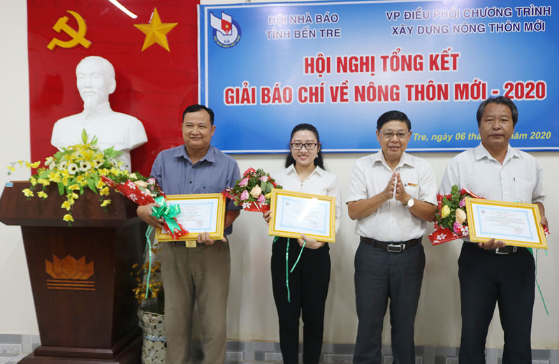 Tác giả, đại diện nhóm tác giả nhận giải nhất.