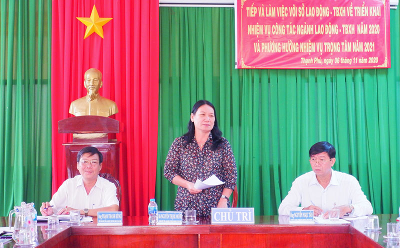 Sở Lao động - Thương binh và Xã hội kiểm tra kết quả triển khai nhiệm vụ của ngành tại Thạnh Phú Giám đốc Sở Lao động - Thương binh và Xã hội Nguyễn Thị Bé Mười phát biểu.