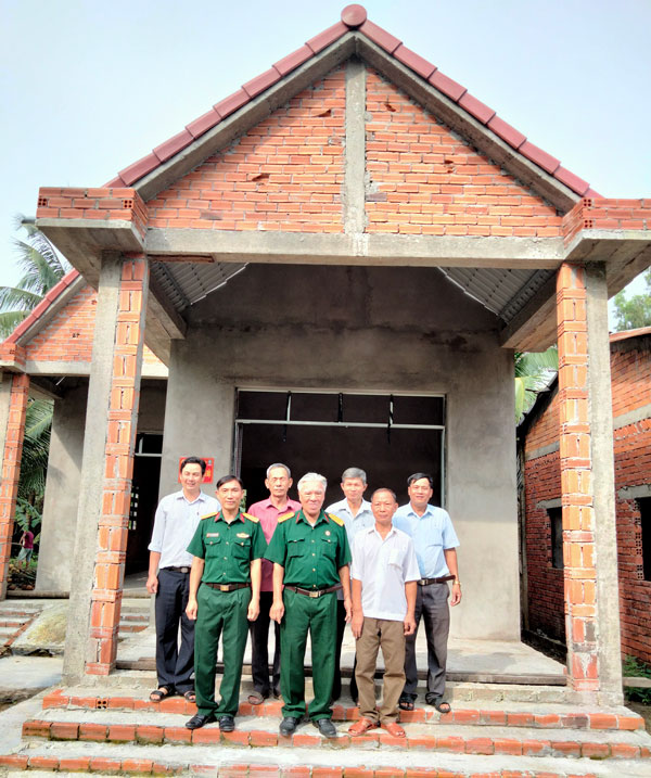 Đại biểu chụp ảnh lưu niệm tại lễ bàn giao nhà. Ảnh: Thành Lập