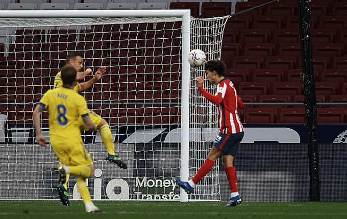 Joao Felix đánh đầu vào khung thành trống