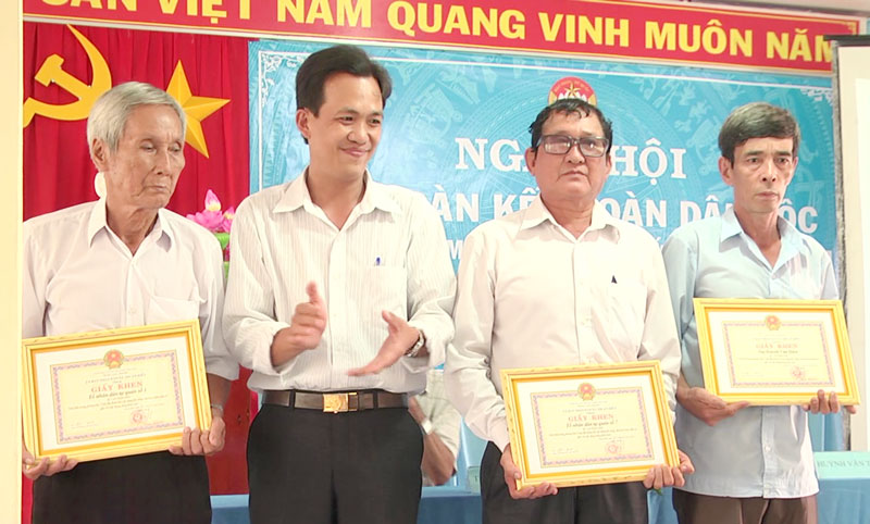 Tại ngày hội, người dân nhận giấy khen vì tích cực tham gia các phong trào hành động cách mạng tại Ấp 7, xã Thuận Điền.  Ảnh: Trần  Diệp