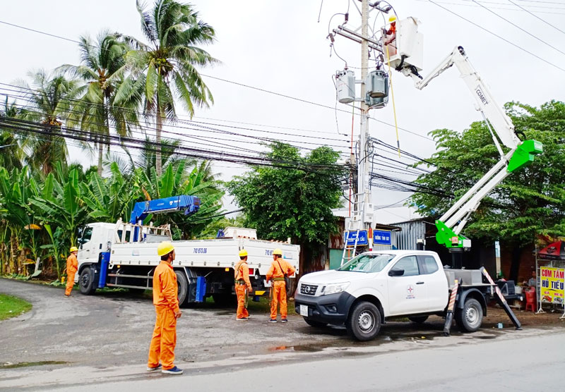 Nhân viên Điện lực TP. Bến Tre sửa chữa điện bằng xe chuyên dụng.