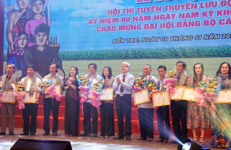 Bế mạc hội thi Tuyên truyền lưu động toàn quốc năm 2020 do Bến Tre đăng cai tổ chức Lãnh đạo tỉnh trao bằng khen của UBND tỉnh trong các phần thi cho các đơn vị.