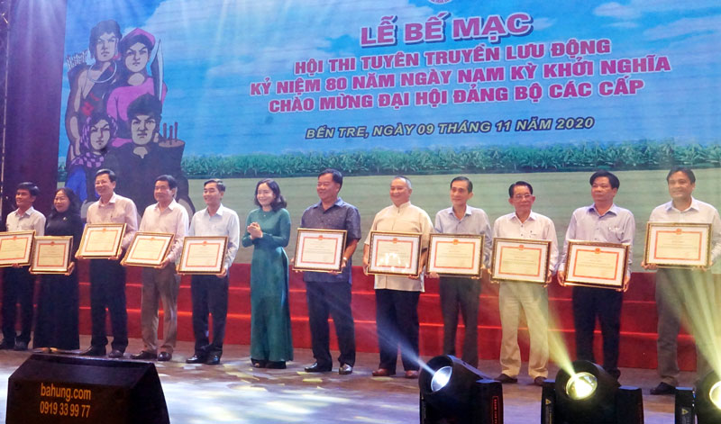 Bế mạc hội thi Tuyên truyền lưu động toàn quốc năm 2020 do Bến Tre đăng cai tổ chức Thứ trưởng Bộ VH, TT&DL Trịnh Thị Thủy trao bằng khen cho các đơn vị.