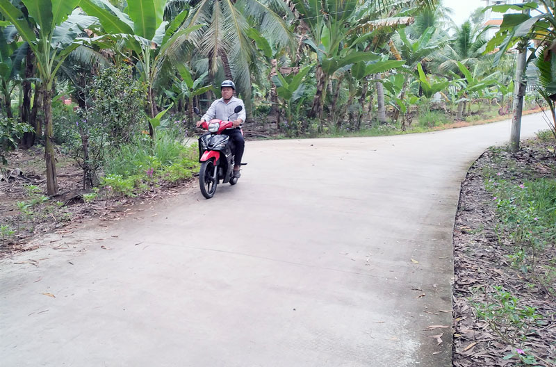 Đường nông thôn xã Phú Túc thông thoáng, sạch đẹp có sự đóng góp của Hội Cựu chiến binh xã.