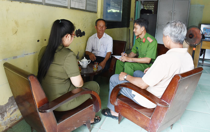 Công an xã An Bình Tây trao đổi về tình hình an ninh trật tự với nhân dân.