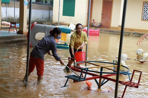 Dọn vệ sinh trường lớp đón học sinh trở lại trường tại Thanh Chương, Nghệ An. Ảnh: Bích Huệ/TTXVN