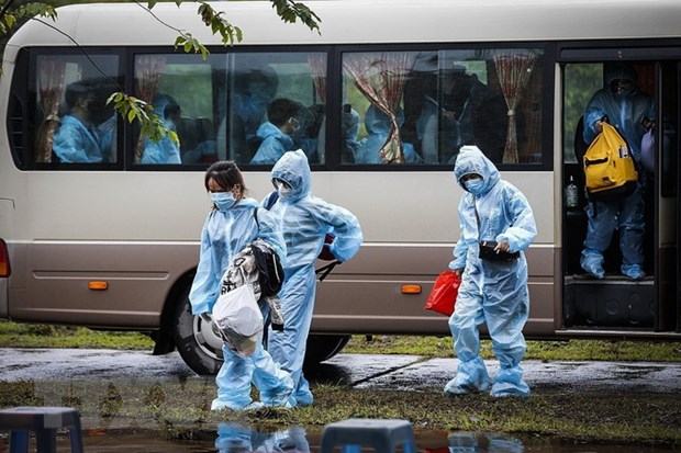 Việt Nam ghi nhận thêm 26 ca mắc mới nhập cảnh từ Rumani Đoàn xe chở các công dân về khu cách ly tập trung theo dõi COVID-19. Ảnh: TTXVN