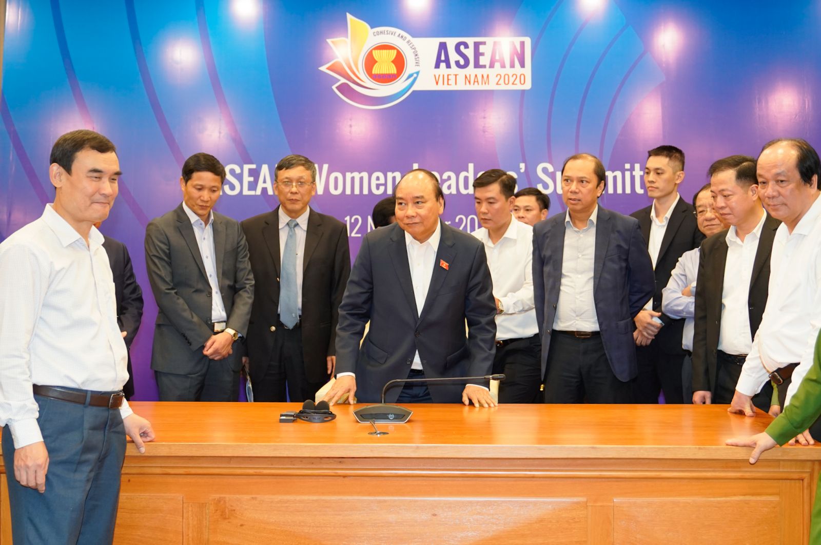 Thủ tướng Nguyễn Xuân Phúc kiểm tra công tác chuẩn bị Hội nghị Cấp cao ASEAN 37 Thủ tướng Nguyễn Xuân Phúc kiểm tra công tác chuẩn bị cho Hội nghị Cấp cao ASEAN lần thứ 37. Ảnh: VGP/Quang Hiếu