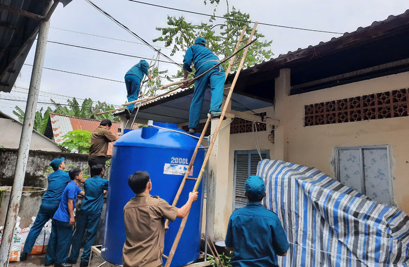 Cán bộ, chiến sĩ Ban Chỉ huy Quân sự xã Bình Hòa tham gia diễn tập phòng chống lụt bão.