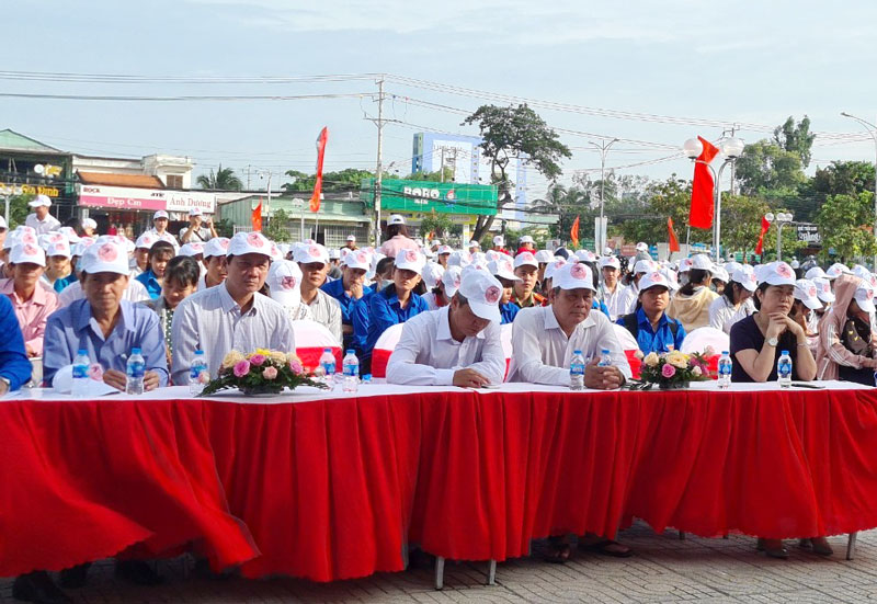 Quang cảnh tại buổi mít-tinh phòng chống sốt xuất huyết tại huyện Ba Tri.