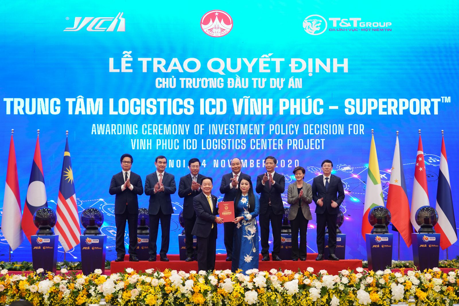 Thủ tướng và các đại biểu chứng kiến lễ trao quyết định đầu tư giữa tỉnh Vĩnh Phúc và Tập đoàn T&T. - Ảnh: VGP/Quang Hiếu