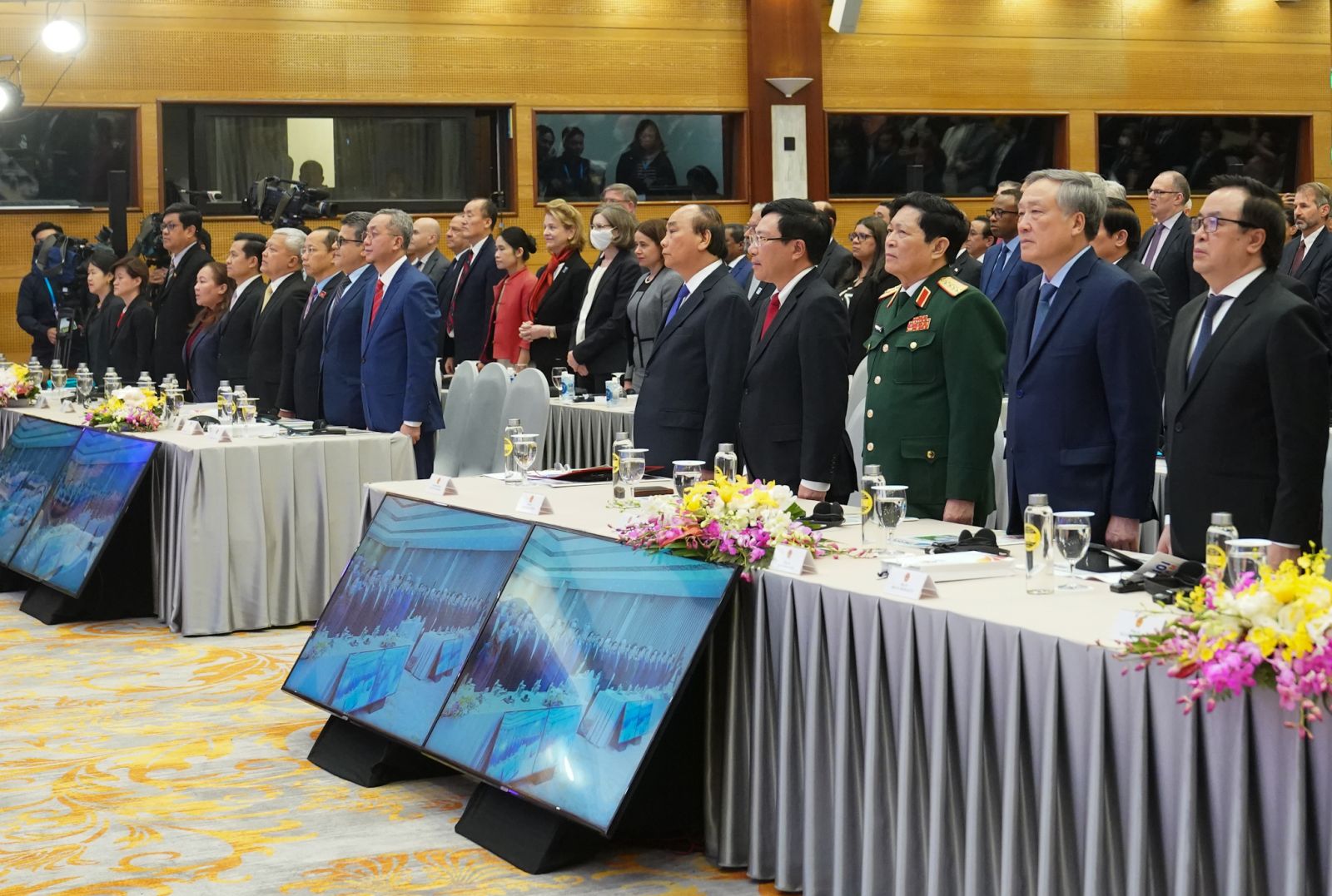 Bế mạc Hội nghị Cấp cao ASEAN lần thứ 37 Các đại biểu dự lễ bế mạc Hội nghị Cấp cao ASEAN lần thứ 37 tại đầu cầu Hà Nội. Ảnh: VGP/quang Hiếu