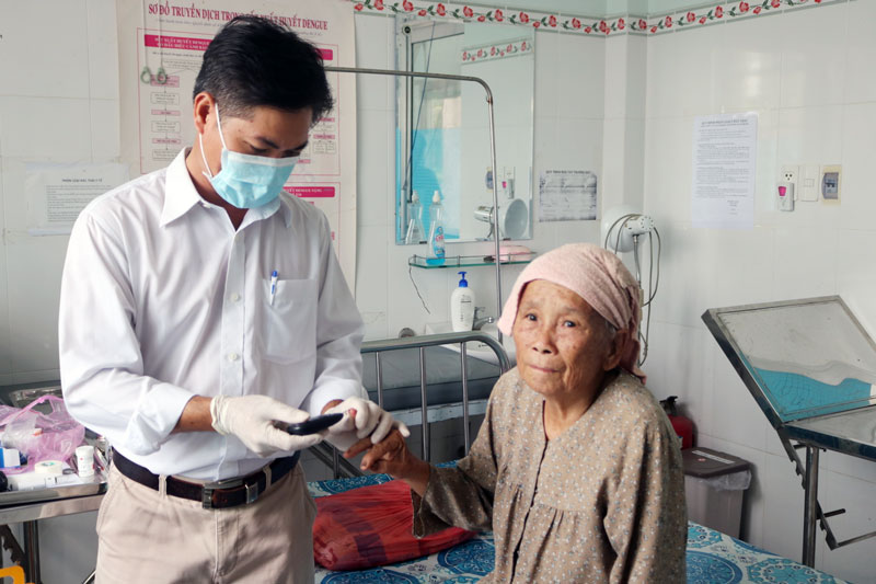 Sàng lọc để phát hiện sớm bệnh không lây nhiễm Người dân kiểm tra đường huyết sàng lọc bệnh đái tháo đường.
