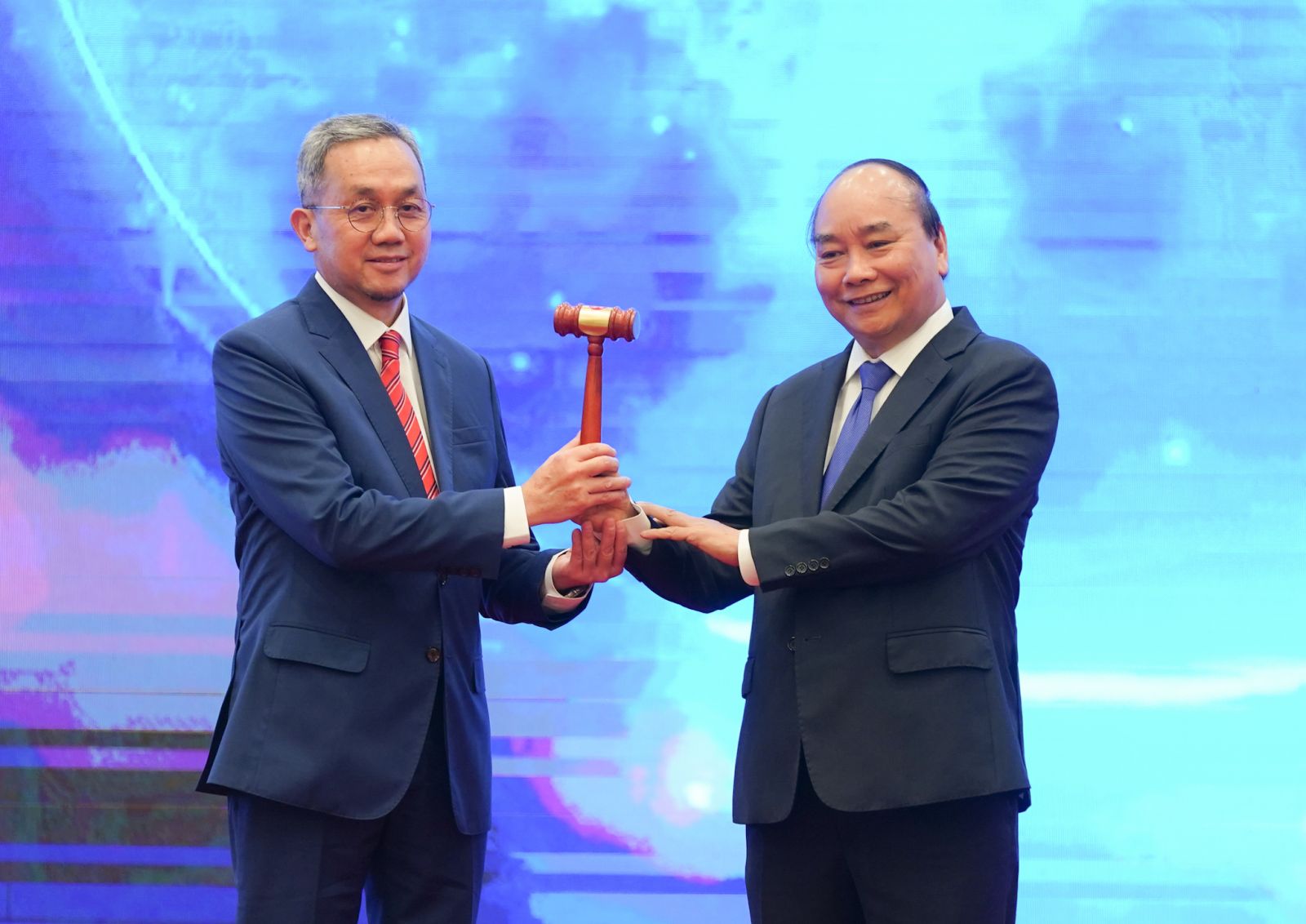 Bế mạc Hội nghị Cấp cao ASEAN lần thứ 37 Lễ chuyển giao vai trò Chủ tịch ASEAN cho Brunei. Ảnh: VGP/Quang Hiếu