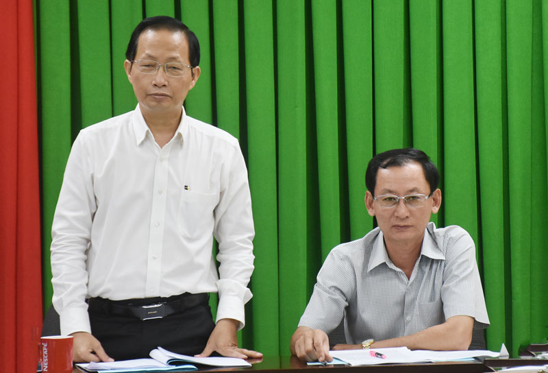 Lấy ý kiến phát triển Bến Tre về hướng Đông Phó chủ tịch UBND tỉnh Nguyễn Trúc Sơn chủ trì hội nghị.