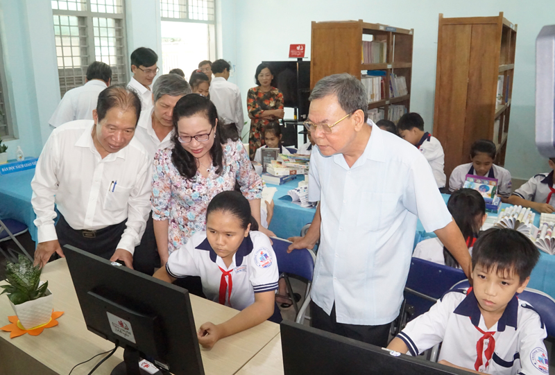 Các đại biểu tham quan phòng lắp đặp máy tính và bàn đọc sách cho các em học sinh.