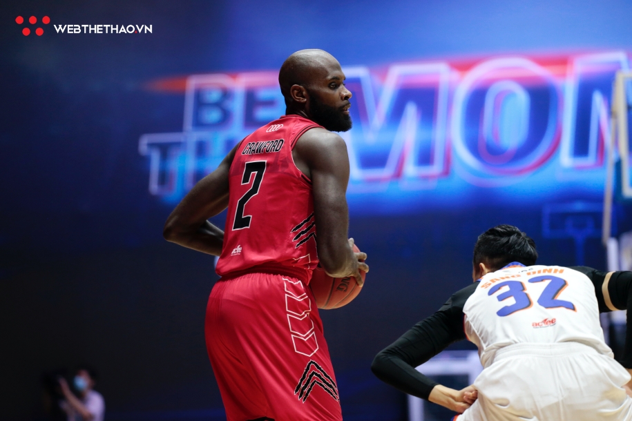 Đả bại Thang Long Warriors, Hanoi Buffaloes chính thức góp mặt tại Playoffs Robert Crawford dính foul-trouble và không để lại nhiều dấu ấn trong nửa đầu trận. Ảnh: Việt Long