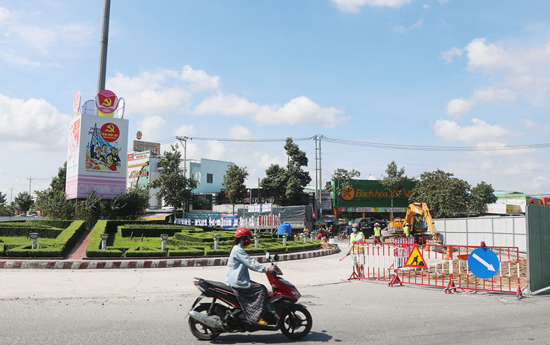 Sửa chữa mặt đường vòng xoay Tân Thành.