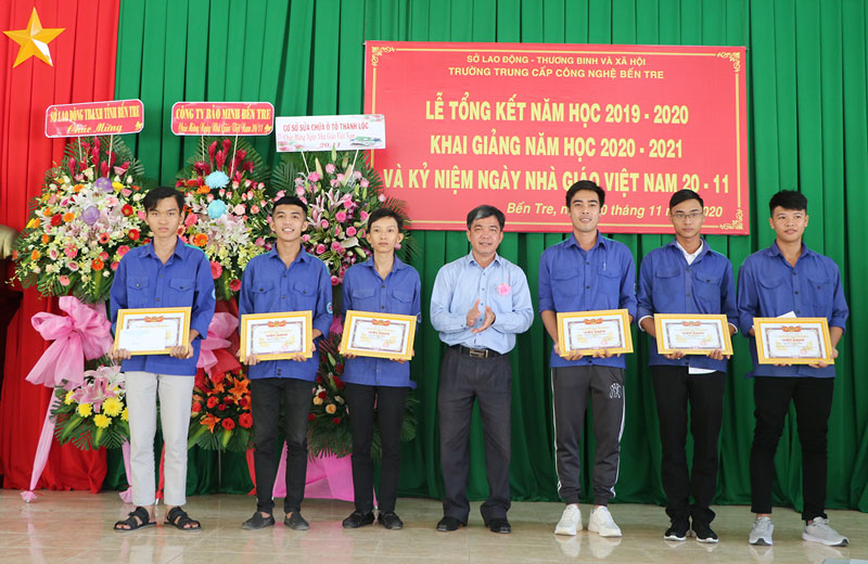 Khen thưởng cho 6 học sinh có thành tích tốt nghiệp đạt loại giỏi, xuất sắc. Ảnh: T. Thảo