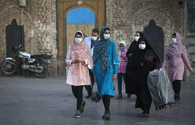 Người dân đeo khẩu trang phòng lây nhiễm COVID-19 tại Mashhad, Iran, ngày 29-10-2020. Ảnh: THX/TTXVN