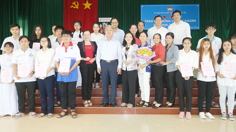 Trao 95 suất học bổng Võ Văn Khánh cho học sinh, sinh viên Lãnh đạo tỉnh, các đại biểu và học sinh, sinh viên chụp ảnh lưu niệm.