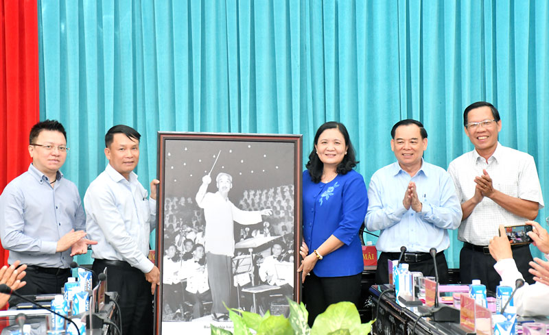 Đoàn TTXVN tặng bức tranh Bác Hồ cho lãnh đạo tỉnh.