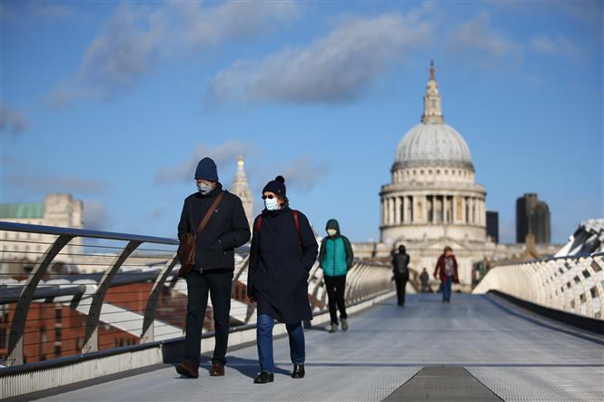 Người dân đeo khẩu trang phòng dịch COVID-19 tại London, Anh ngày 3-11-2020. Ảnh: AFP/TTXVN