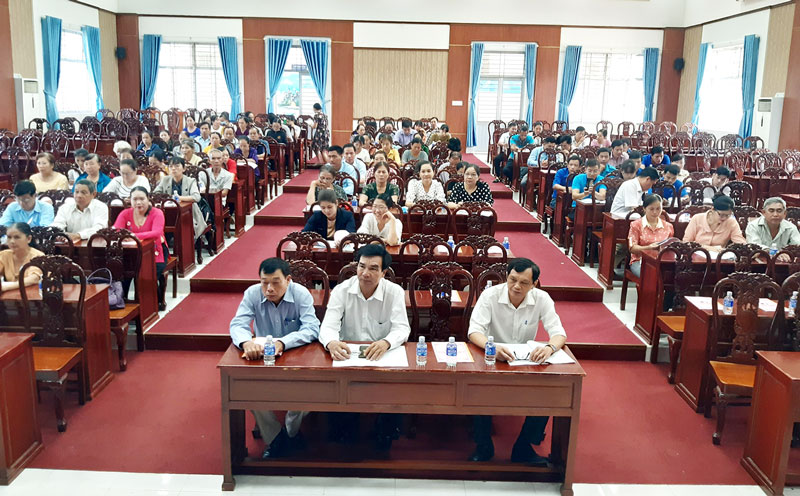 Đại biểu dự hội nghị tổng kết các mô hình tư vấn và khám sức khỏe trước hôn nhân giai đoạn 2011 - 2020 tại huyện Mỏ Cày Bắc.  Ảnh: H.Oanh