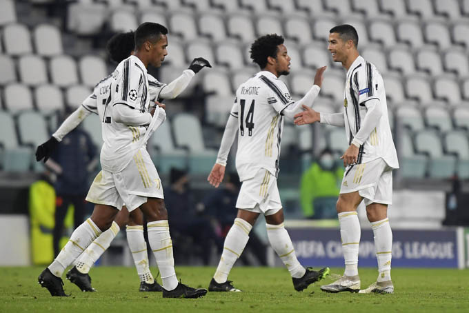 Cầu thủ Juventus chia vui với Ronaldo