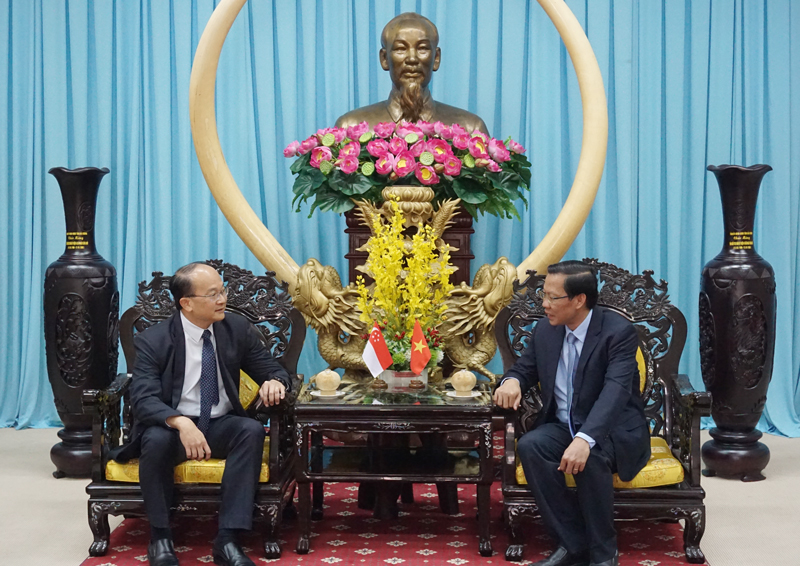 Bí thư Tỉnh ủy Bến Tre tiếp Tổng lãnh sự nước Cộng hòa Singapore tại TP. Hồ Chí Minh Đồng chí Phan Văn Mãi và Ngài Roy Kho tại buổi gặp gỡ.