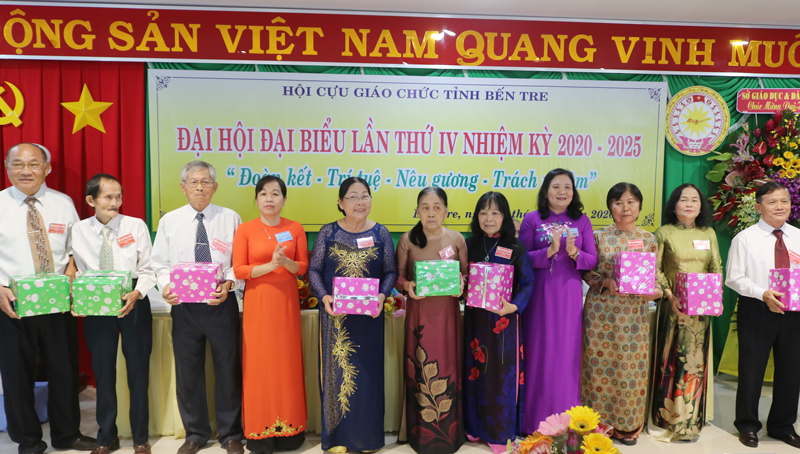 Tặng quà cho thành viên Ban Chấp hành nhiệm kỳ 2015 - 2020.