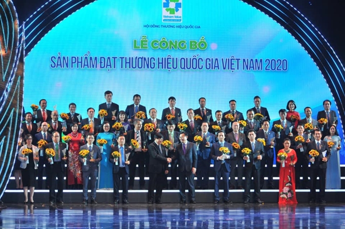 283 sản phẩm đạt Thương hiệu quốc gia Việt Nam năm 2020 Ủy viên Bộ Chính trị, Bí thư Thành ủy Hà Nội Vương Đình Huệ trao giải cho các doanh nghiệp có sản phẩm đạt thương hiệu quốc gia năm 2020.