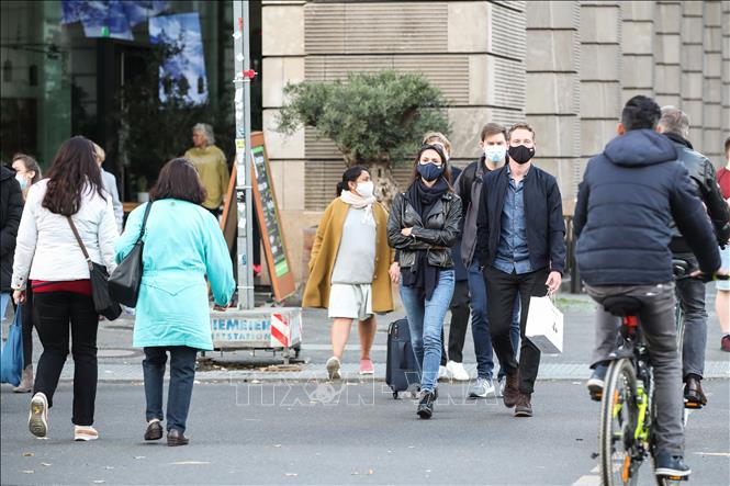 Người dân đeo khẩu trang phòng lây nhiễm COVID-19 tại Berlin, Đức ngày 25-10. Ảnh: THX/TTXVN