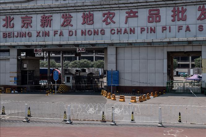 Lối vào chợ Tân Phát Địa ở Bắc Kinh, Trung Quốc, ngày 19-6. Ảnh: AFP/TTXVN