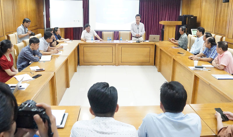 Bồi dưỡng nghiệp vụ báo chí “Kỹ năng báo chí đa nền tảng” Nhà báo Phan Văn Tú (phải) hướng dẫn các nội dung lớp học.
