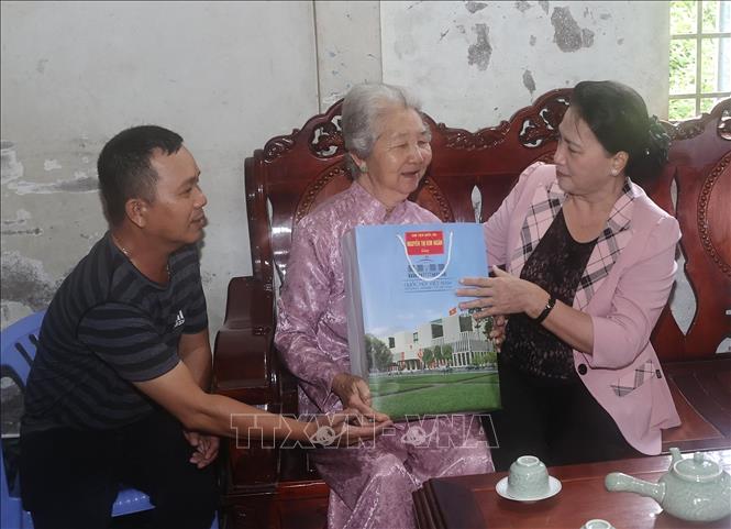 Chủ tịch Quốc hội thăm và làm việc tại tỉnh Sóc Trăng Chủ tịch Quốc hội Nguyễn Thị Kim Ngân thăm và tặng quà Mẹ Việt Nam Anh hùng Trương Thị Dân ở xã An Hiệp, huyện Châu Thành. Ảnh: Trọng Đức/TTXVN
