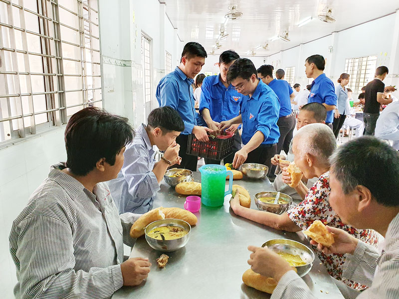 Đoàn viên, thanh niên tặng quà bánh, các suất ăn cho các bệnh nhân tâm thần.