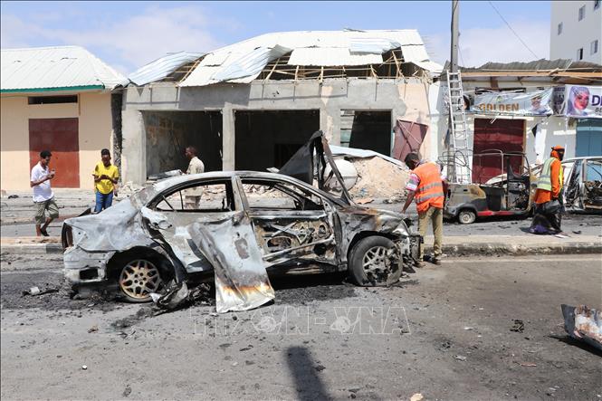 Lực lượng chức năng Somalia điều tra tại hiện trường vụ đánh bom xe ở thủ đô Mogadishu, ngày 8-1-2020. Ảnh tư liệu: AFP/TTXVN