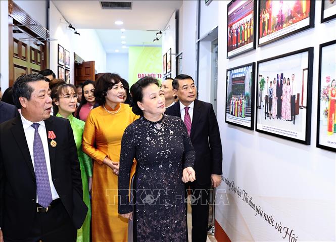 Chủ tịch Quốc hội dự Đại hội thi đua yêu nước ngành ngân hàng Chủ tịch Quốc hội Nguyễn Thị Kim Ngân và các đại biểu xem triển lãm ngành Ngân hàng.