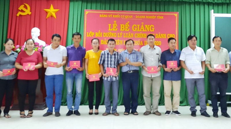 Học viên nhận giấy chứng nhận hoàn thành khóa bồi dưỡng.