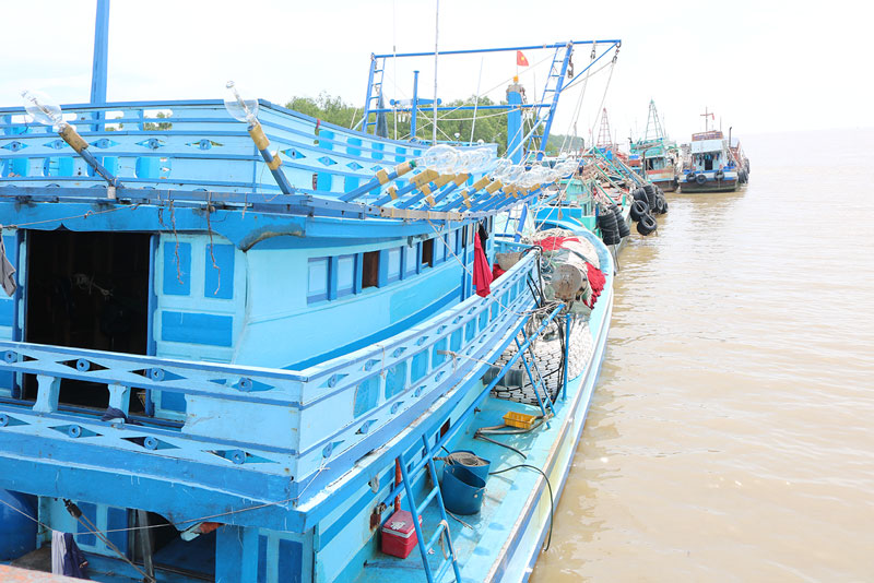 Xử phạt 8 chủ tàu cá với số tiền 6,6 tỷ đồng Tàu đánh bắt thủy sản của huyện Ba Tri. Ảnh: Phan Hân