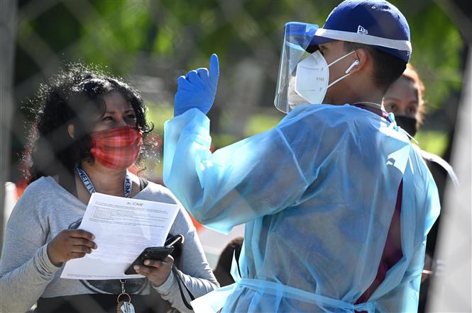 Nhân viên y tế làm nhiệm vụ tại một điểm xét nghiệm COVID-19 ở bang California, Mỹ ngày 24-11-2020. Ảnh: AFP/TTXVN