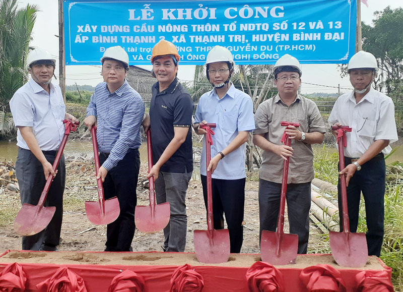 Đại biểu thực hiện nghi thức khởi công xây dựng cầu.
