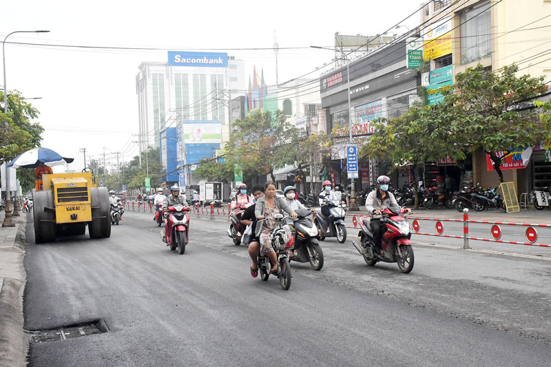 Giải quyết những bất cập về giao thông Nâng cấp đường Đại lộ Đồng Khởi, TP. Bến Tre. Ảnh: H. Hiệp