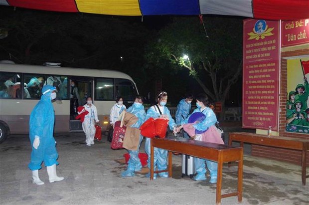 Thêm 2 ca lây nhiễm cộng đồng, BN1342 ‘vi phạm rất nghiêm trọng’ Công dân làm thủ tục vào Cơ sở cách ly số 1. Ảnh: Đinh Tuấn/TTXVN